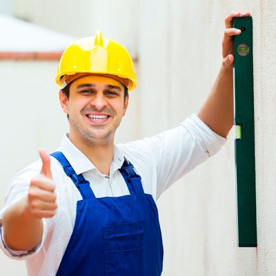 Profissional em serviço de construção e reforma
